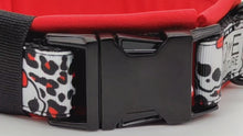 Laden und Abspielen von Videos im Galerie-Viewer, Halsband 30mm "Red Bow Skull III"