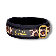 Lade das Bild in den Galerie-Viewer, Halsband 40mm &quot;Golden Leo Love I&quot;
