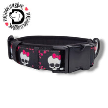 Lade das Bild in den Galerie-Viewer, Halsband 50mm &quot;Pink Bow Skull - Black Edition III&quot;
