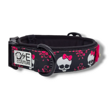 Lade das Bild in den Galerie-Viewer, Halsband 50mm &quot;Pink Bow Skull - Black Edition III&quot;
