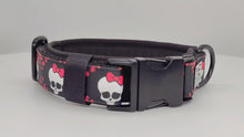 Laden und Abspielen von Videos im Galerie-Viewer, Halsband 50mm &quot;Pink Bow Skull - Black Edition III&quot;
